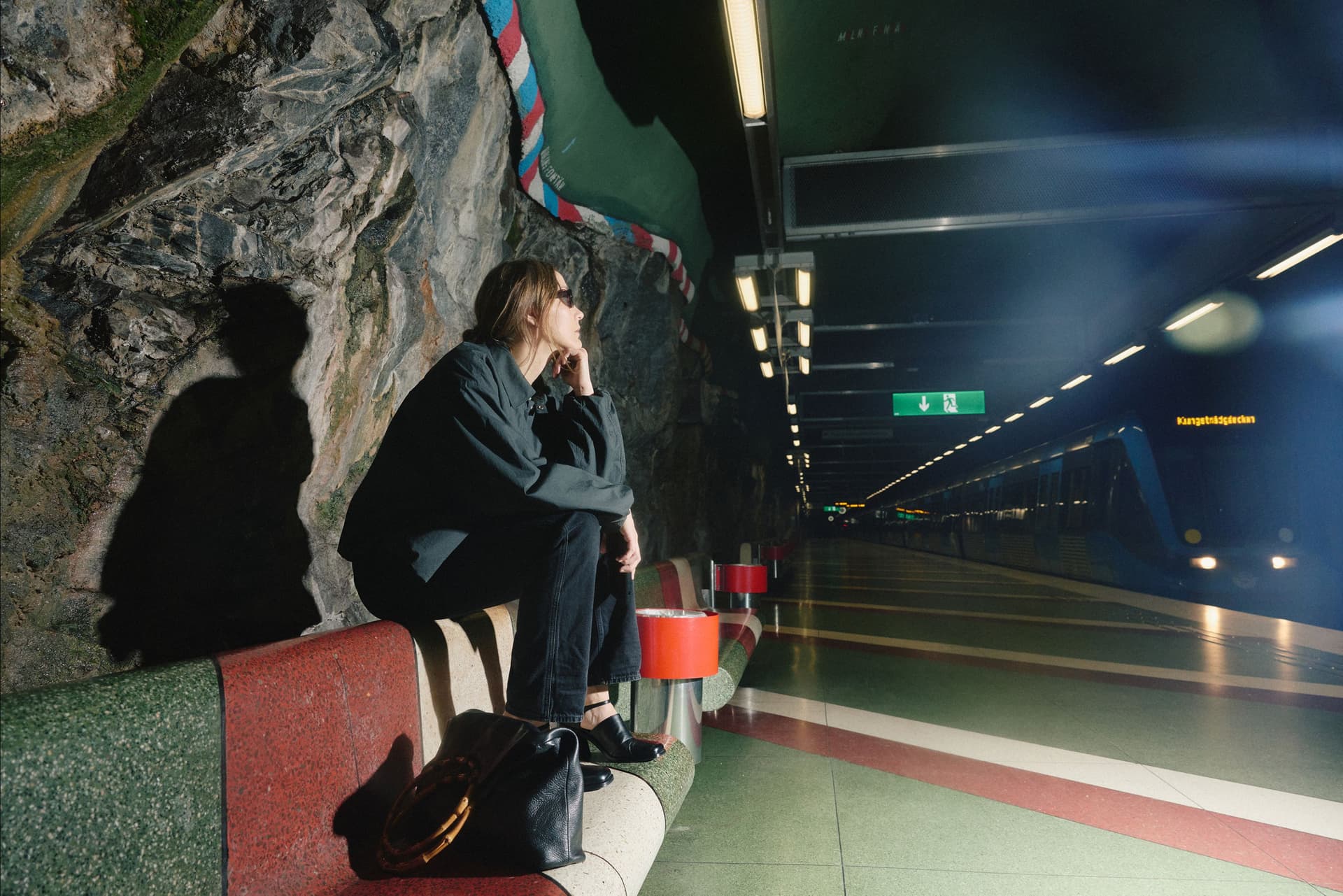 spara som en man sittande tunnelbana